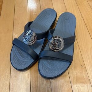 Crocs Sanrah Medallion Ring Sandals 8W Black